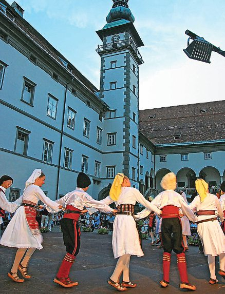 Wiesenmarkt in St. Veit, Ursulamarkt in Klagenfurt: Immer wird getanzt! Tänze ferner Länder am Kindertanzfestival (o).