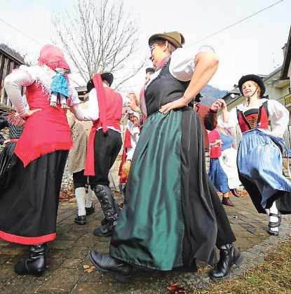 Die Steinfelder Maschkera einst und jetzt: Am Faschingsonntag ruft der Schalknarr die verkleideten Paare zur Maschkera, die Kondition erfordert. Foto: Evelyn Hronek