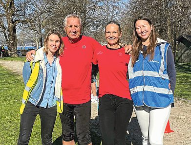 Anna Papitsch (links) mit ihrer Schwester Lisa und ihren Eltern Alexandra und Herbert, die auch mitlaufen. Foto: www.parkrun.co.at