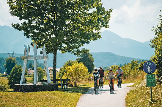 Der Kunstradweg führt am Slow-Food Ort Neuhaus vorbei
