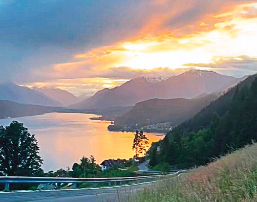 Wunderschönes Sonnenplateau beim Millstätter See (Bild li.). Den atemberaubenden Blick auf den tiefsten See Kärntens erhält man, wenn man von Obermillstatt in Richtung Dellach hinunter fährt. Von dort können Radfahrer in Richtung Döbriach oder in Richtung der Gemeinde Seeboden radeln.