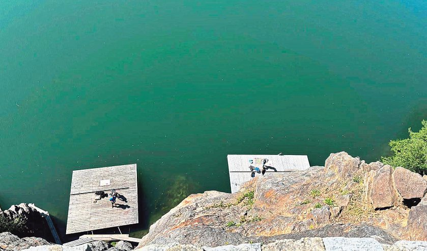 MILLSTÄTTER SEE. Es ist wohl einer der schönsten Klettersteige Kärntens der Jungfernsprung am Millstätter See. Dort muss man sogar hinuntersteigen, um danach in die Höhe klettern zu können. Denn die Floẞe, von denen man startet, befinden sich direkt am Wasser. Die Attraktion kombiniert also Baden und Klettern. Der Steig mit verschiedenen Routen ist übrigens für Klein und Groß geeignet. Fotos: Elisa Aschbacher