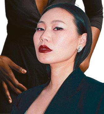 Yang Ge ist ein vielseitiges Talent: Schauspielerin, Sängerin, Regisseurin & ModeInfluencerin.