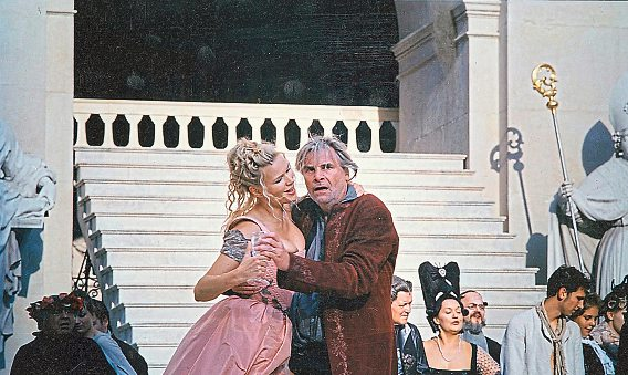 Sieben Sommer lang begeisterte Peter Simonischek, hier mit TV-Star Veronica Ferres als Buhlschaft. Foto: Hermann, Clärchen & Matthias Baus
