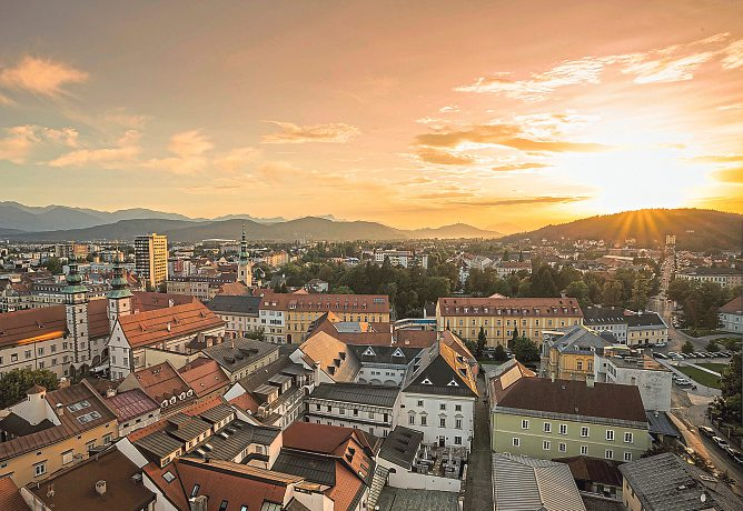 Sehenswerte Ausblicke vom Stadtpfarrturm auf die Stadt (links) und im Grünen auf die Weinberge und den Wörthersee.