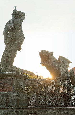 Die Schlössertour im Norden Klagenfurts startet beim Lindwurmbrunnen auf dem Neuen Platz. Foto: Franz Gerdl