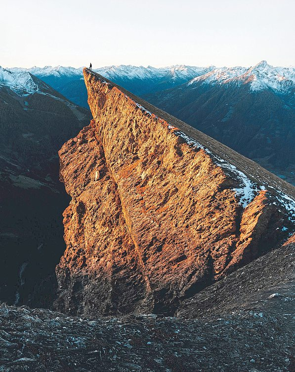 Der Ausblick von der Spitze der Bretterwand entschädigt für die Mühen beim Aufstieg. Foto: TVB Osttirol/Elias Bachmann