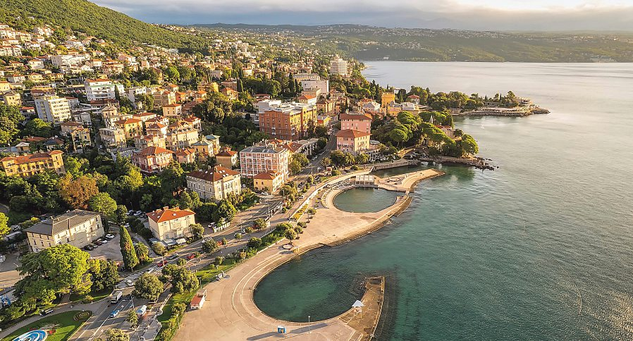 Opatija, die charmante Stadt an der Kvarner Bucht, ist im Herbst ein Ort der Ruhe und des Genusses. Foto: Mazur Travel-stock.adobe.com