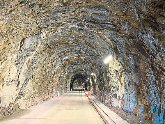 Durch alte Tunnels geht es in Richtung Kölnbreinsperre.