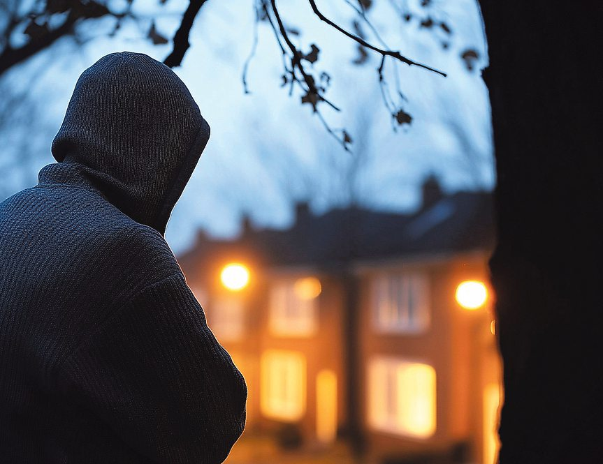 Mit Beginn der dunklen Jahreszeit steigt die Gefahr von Einbrüchen - Täter nutzen die frühe Dämmerung gezielt aus.