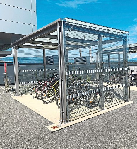 <span id="icknn">Für Fahrräder gibt es auch überdachte Abstellplätze.</span>