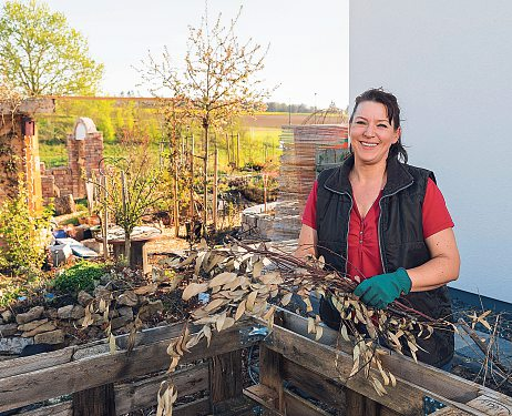 Eine Mulchschicht aus Laub stärkt den Boden im Hochbeet. Foto: bmf-foto.de - stock.adobe.com