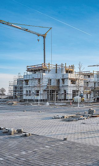 Trotz hoher Baukosten wird in Kärnten weiter kräftig investiert: Wohnraum in Städten bleibt knapp und teuer. Foto: Georg-stock.adobe.com