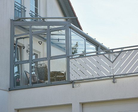 Anbaubalkone und wintertaugliche Terrassen erweitern den Wohnraum als Wohlfühlzone. Fotos: Hermann - stock.adobe.com