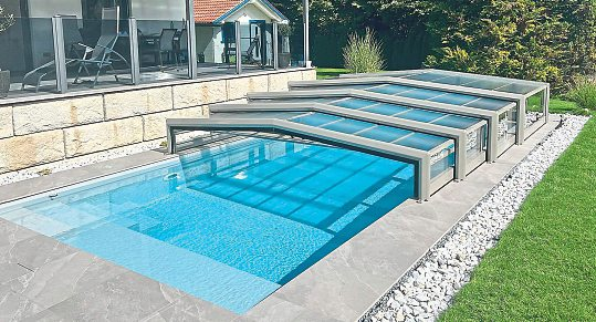 Die Firma ABRI übernimmt die Produktion, Lieferung und Montage ihrer schienenlosen Poolüberdachungen.    Fotos: ABRI