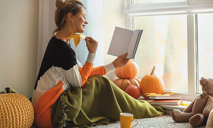 Im Herbst verbringen wir viel Zeit in den eigenen vier Wänden: Deshalb sollte man diese so gemütlich wie möglich gestalten. Foto: Pixel-Shot - stock.adobe.com