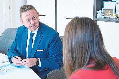 Arbeitslandesrätin Astrid Mair Mair mit Tirols neuem Fachkräftekoordinator Andreas Glätzle.    Foto: Land Tirol