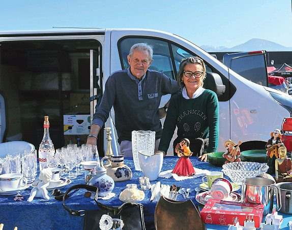 Walter und Kuni aus Lana in Südtirol verkaufen bereits seit 20 Jahren auf Flohmärkten.