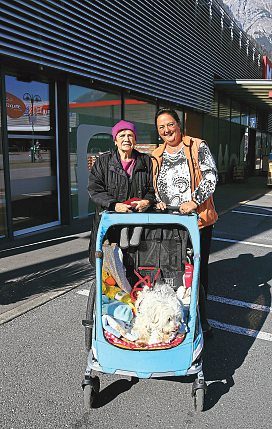 Ingrid Mayer und Bettina Bertoldi (r.) mit dem Flohmarkt-Hund Lauser.