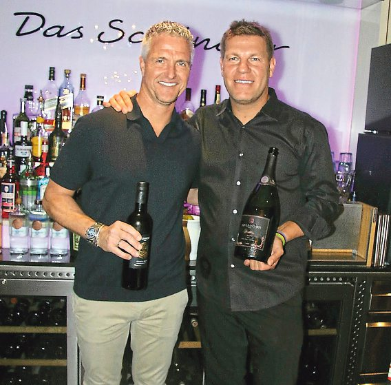 Zum Wohl: Ralf Schumacher (l.) und Bernhard Baumann (Schindler).