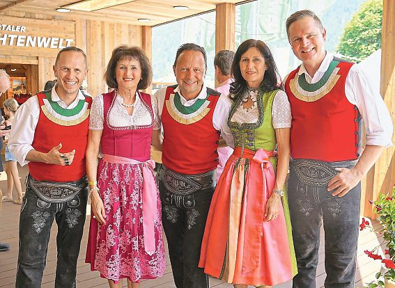 Happy: Die Juzis mit Hedwig (2.v.l.) und Maria Juffinger (Zillertaler Trachtenwelt).   Foto: Fankhauser