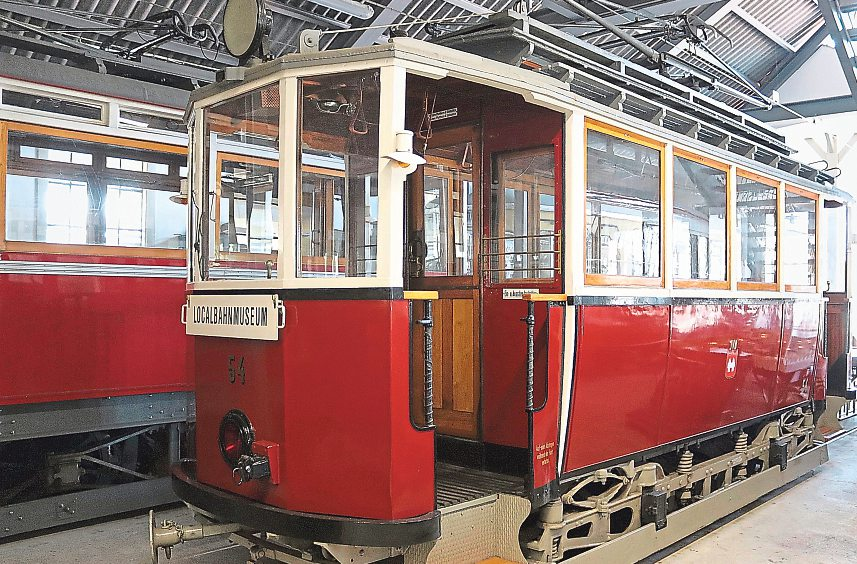 Auf drei Gleisen können Fahrzeuge aus dem 19. und 20. Jahrhundert von außen und innen besichtigt werden. Auch eine Modelleisenbahn gibt es zu bewundern.