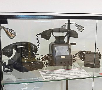 Die Ausstellung umfasst neben Bildern und Dokumenten auch zahlreiche historische Exponate.
