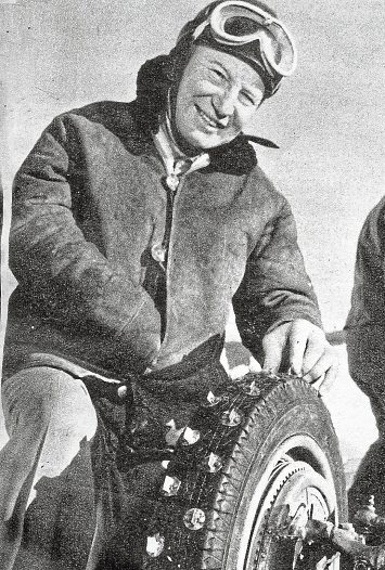 1934 verletzte sich der Motorsportheld den rechten Arm, dieser blieb gelähmt. Hier 1959 in Cortina.