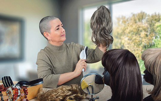Ein Hauch Make-up, eine sorgfältig gestylte Perücke - kleine Rituale, die große Wirkung entfalten. Foto: verbaska-stock.adobe.com