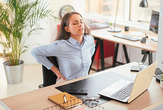 Rückenschmerzen & Co.: Gefahren erkennen und handeln. Foto: JustLife-stock.adobe.com