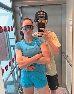Sport verbindet: Mit der kanadischen Skispringerin Alexandria Loutitt ist Daniel Tschofenig privat glücklich.   Foto: privat