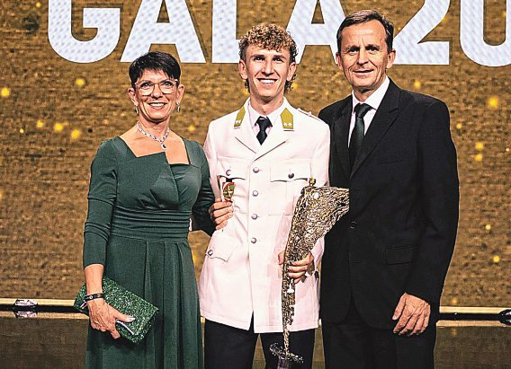 Der frisch gekührte Sportler des Jahres mit seinen Eltern Monika und Gerhard Tschofenig.  Foto: facts marketing sports (2)