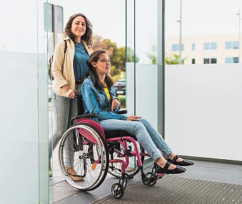 Selbstbestimmt leben dank Persönlicher Assistenz. Foto: Marti Rosselló - stock.adobe.com