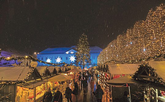 Der Christkindlmarkt am Neuen Platz vor dem Rathaus beim Lindwurm-Brunnen. Foto: Arnold Pöschl
