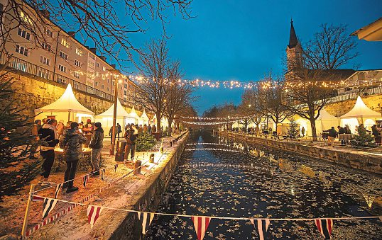 Auch am Lendhafen dürfen sich Besucher auf ein festliches Ambiente, das zum Verweilen einlädt, freuen. Foto: Helge Bauer