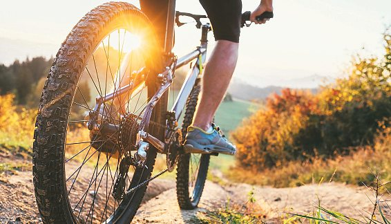 Aktiv durch die Hügel: Auf zwei Rädern lässt sich das „Grüne Zagorje“ am besten erkunden - mit Panoramablicken, Weinbergen und gemütlichen Einkehrstopps entlang der Route. Foto: Soloviova