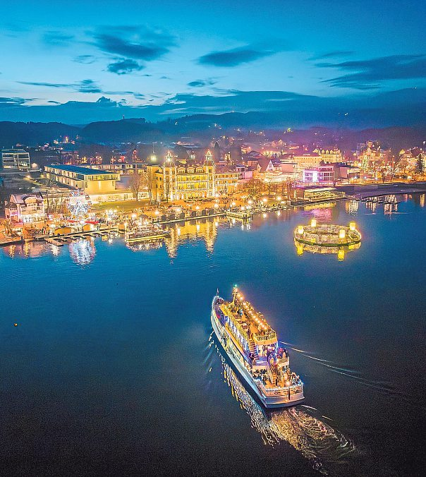 Der schwimmende Adventkranz in der Veldener Bucht lässt sich aus nächster Nähe besichtigen. Foto: Michael Stabentheiner