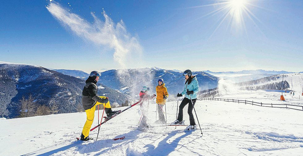 Familienglück im Schnee: Gemeinsam auf den Pisten von Bad Kleinkirchheim - wo Sonne, Sicherheit und Spaß Hand in Hand gehen. Foto: Mathias Prägant / MBN Tourismus