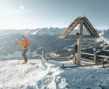 Schneeschuhwanderung zum Gipfelkreuz des Teuerlnock. Foto: Gerald Ramsbacher/Tourismusregion Katschberg-Rennweg
