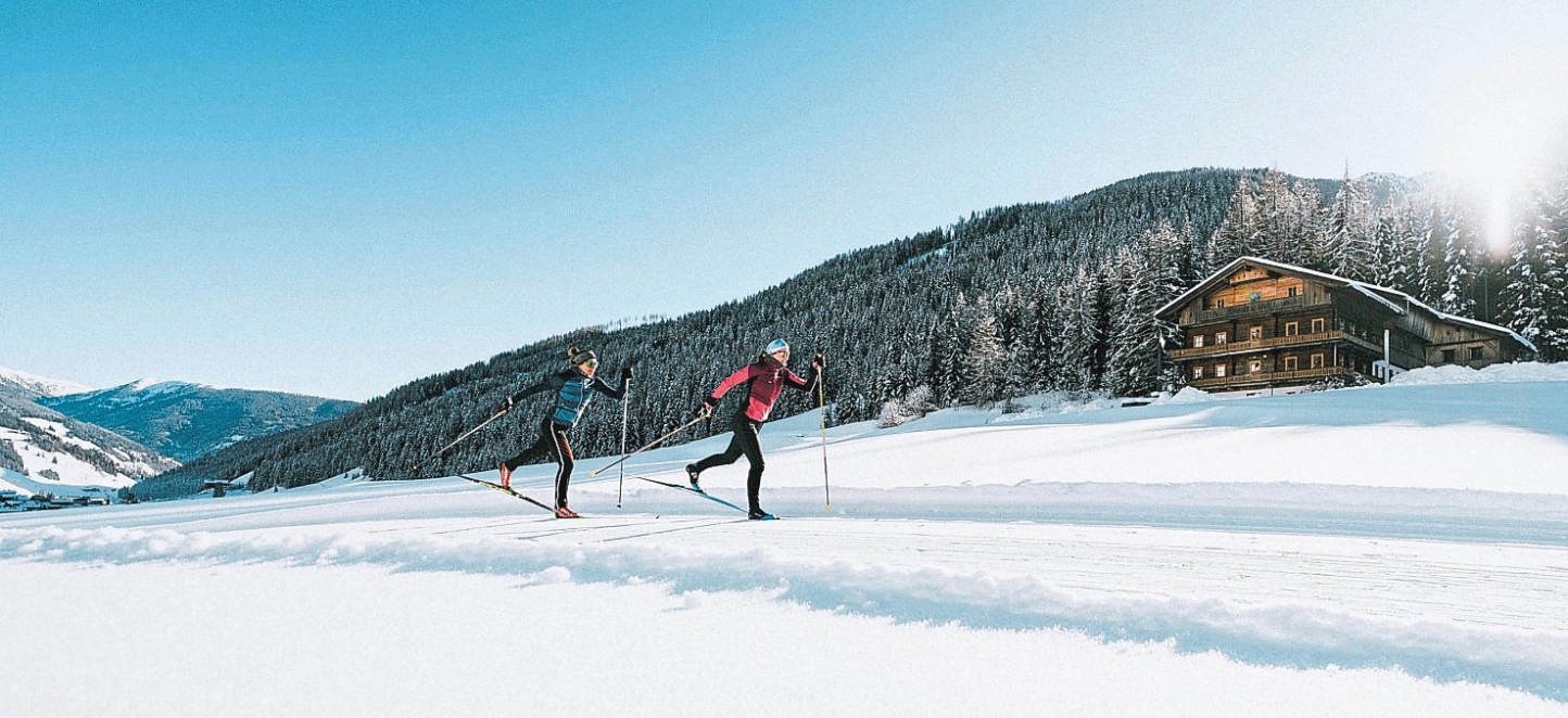 Die Villgratental Loipe beginnt bei der Villgrater Natur im Dorfzentrum. Sie führt vorbei an zahlreichen alten Bauernhöfen bis zur Wende beim „Maxerhof“. Auf dem Rückweg wird ein Anstieg samt Abfahrt bewältigt. Foto: Moritz Klee