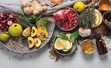 Vitaminreiche Ernährung und regelmäßige Bewegung stärken das Immunsystem. Foto: bit24 stock.adobe.com