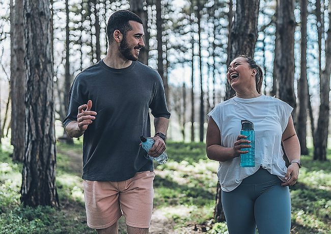 Ein gesunder Lebensstil kann Übergewicht vorbeugen und abbauen helfen. Foto: BalanceFormCreative-stock.adobe.com