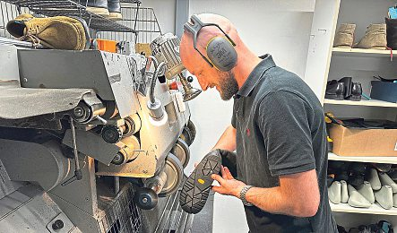 „SchuBua“ legt Wert auf Nachhaltigkeit und Langlebigkeit eines Schuhs. Foto: Dominik Egger