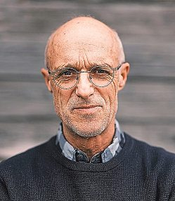 <i><b>"Hier ist man viel länger in der Hocke, und es fehlt der Auftaktdruck des Radius. Das kann vorher visualisiert werden."</b></i><br/>Olympiasieger Toni Innauer 1980 Gold in Lake Placid (USA), <br/>1976 Silber in Innsbruck <br/>   Foto: Ingo Pertramer