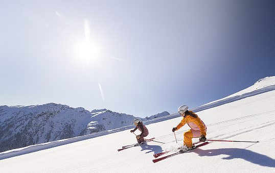 Mit den Hauser Kaibling Wert- und Erlebnisgutscheinen schenkst du die perfekte Auszeit in den Bergen. Obendrein kannst du deinen Gutschein mit persönlichen Worten und Bildern versehen, online bezahlen und zuhause ausdrucken. Foto: Bernhard Moser