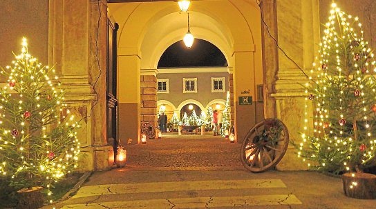 In den historischen Gassen der Künstlerstadt Gmünd treffen Kunst und Handwerk auf Adventzauber und Gastfreundschaft.<br/>Foto: Siggi Lagger