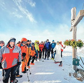 Adventwanderer auf dem Stubeck und Roland Stadler mit Hannes Wallner.