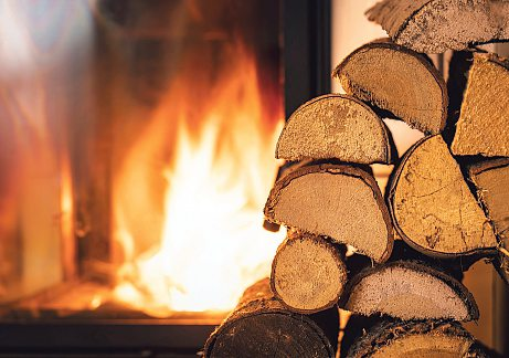 Gemütlich am Feuer – jetzt zahlt sich frühzeitiges Holzstapeln aus. Gut getrocknetes Holz brennt sauber und effizient. Foto: Bastian Weltjen – stock.adobe.com