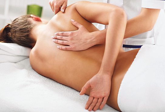 Angehende Masseure erwerben praxisnahes Wissen und lernen, mit Feingefühl zu arbeiten. Foto: stock.adobe.com