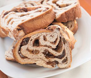 Traditionell kommen in Kärnten an Heiligabend Selchwürstel mit Sauerkraut und ein Reindling auf den Tisch. Foto: Jamrooferpix-stock.adobe.com
